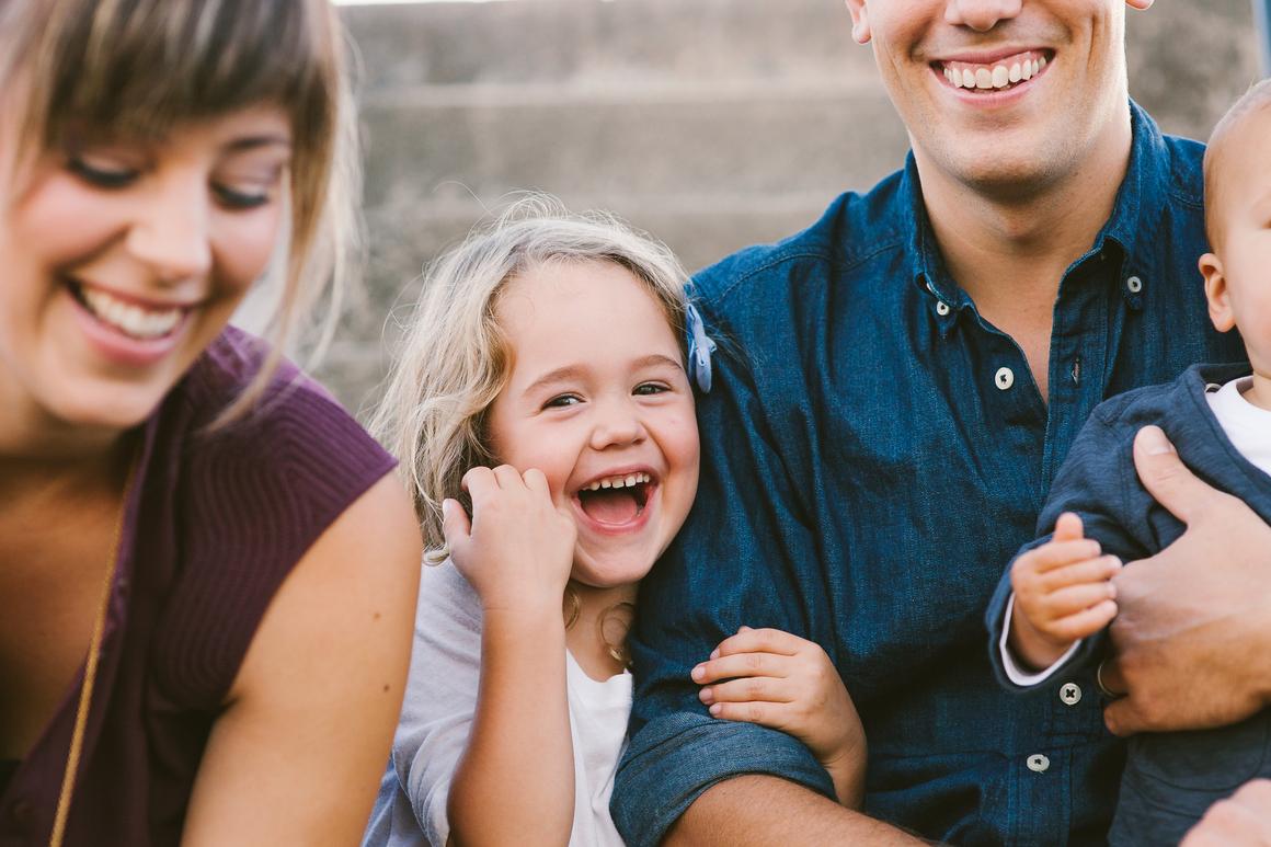 Familie lacht gemeinsam