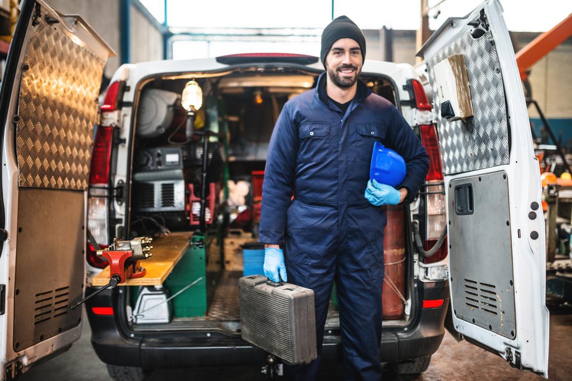 Bildnachweis: © istockphoto.com / franckreporter Handwerker steht vor seinem Auto voller Werkzeuge