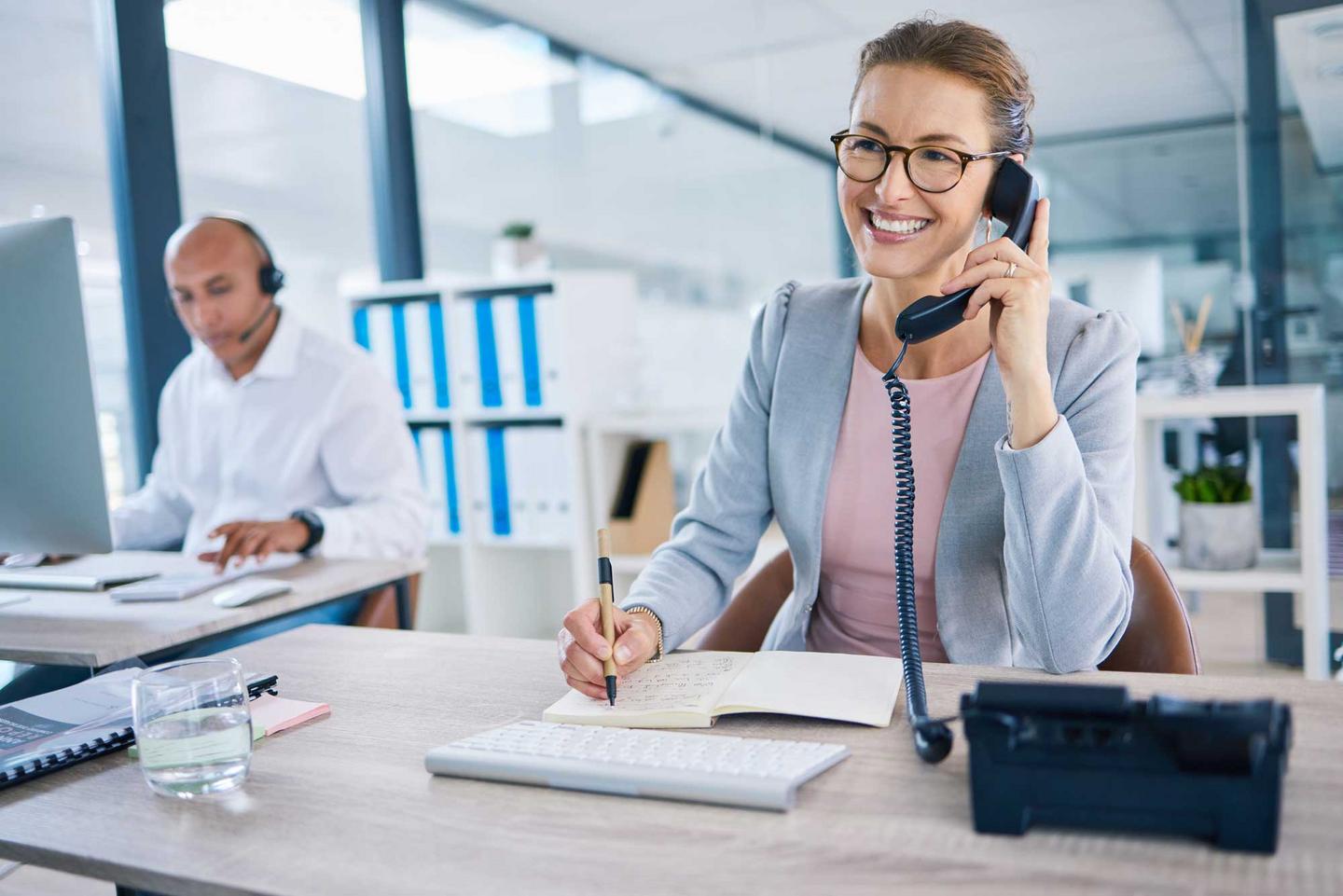 Frau im Büro telefoniert