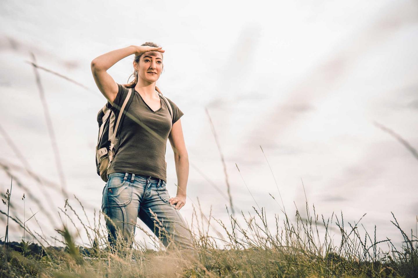 Junge Frau in der Natur schaut in die Ferne