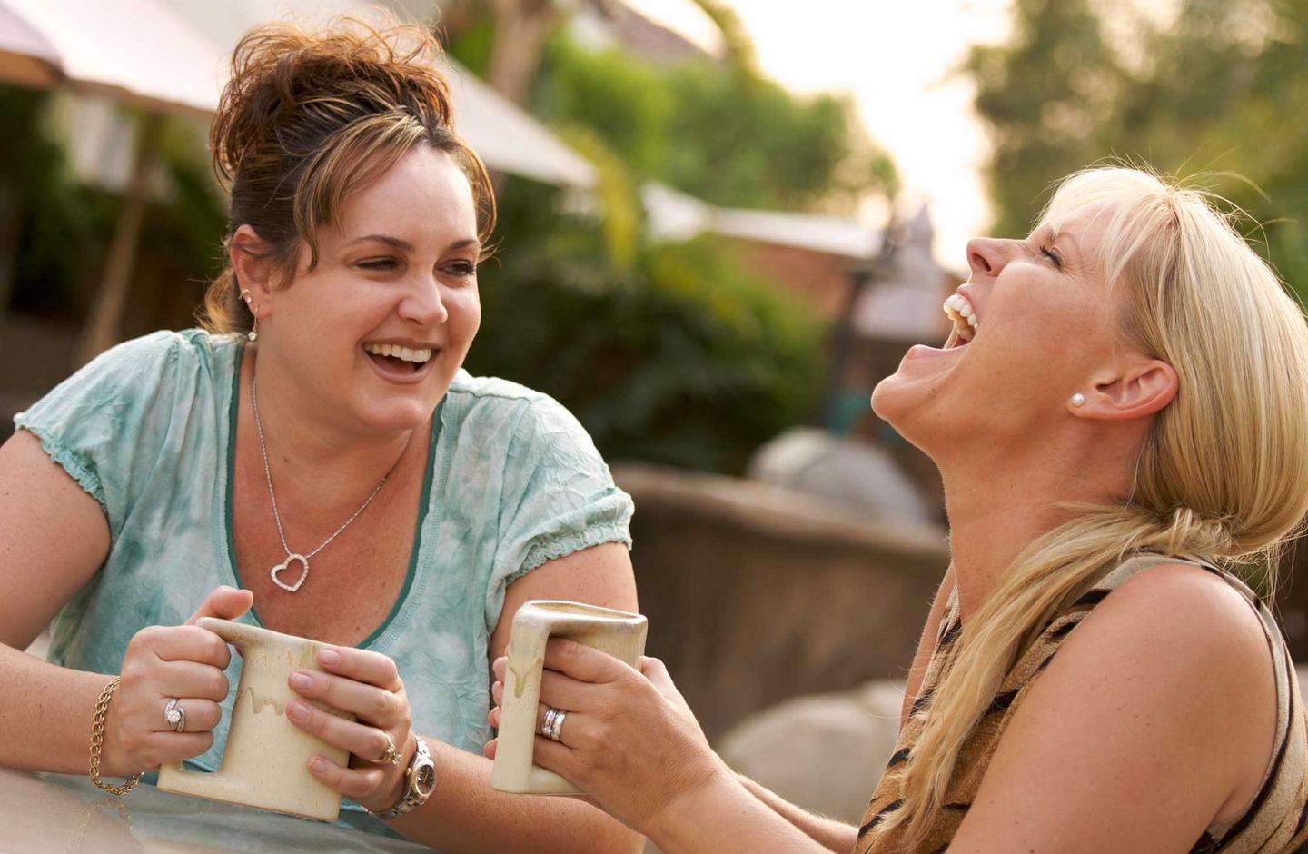 Zwei Frauen lachen miteinander