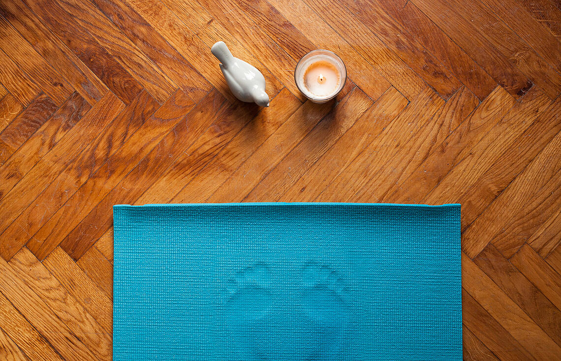 Fußabdrücke auf einer Yogamatte