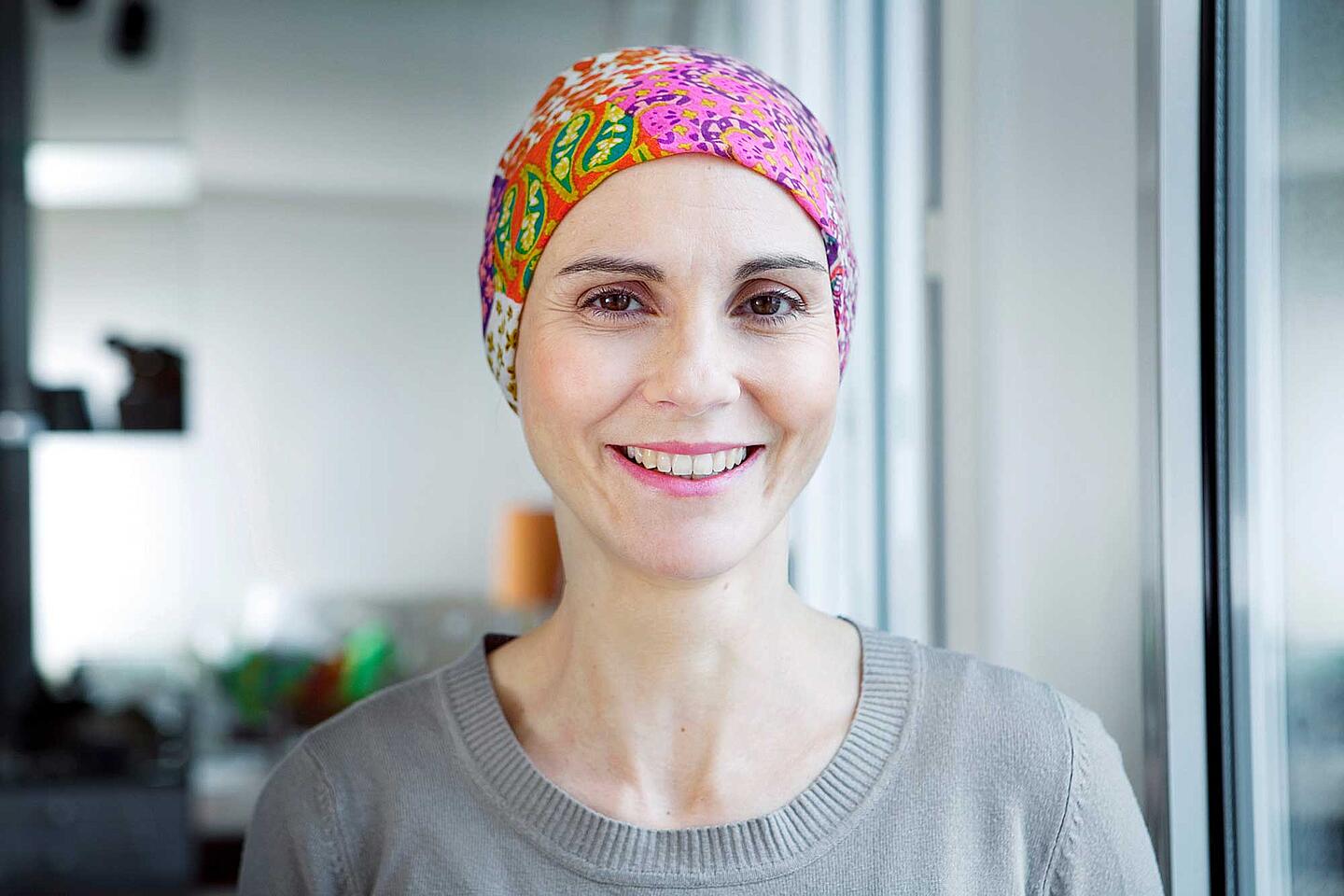 Krebskranke Frau mit Kopftuch
